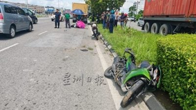 摩托失控撞罗里巨轮  骑士卷入车底身亡