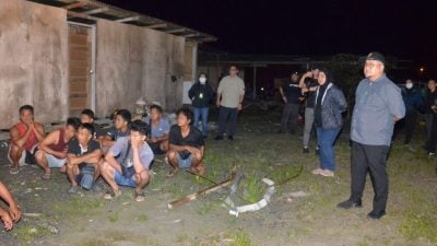 移民局凌晨突击2建筑工地 . 扣25涉违反条列移工