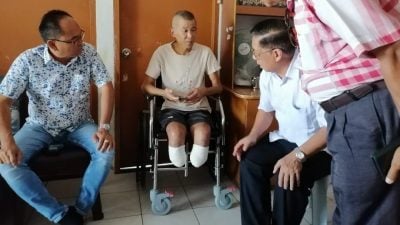 猫抓伤引发败血症   双脚截肢小贩求援
