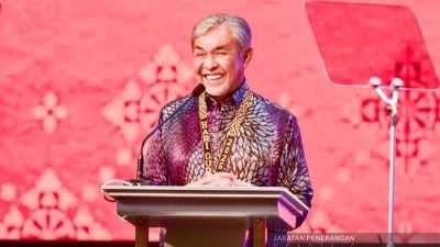 教育系统不应随政府更替而改变 . 扎希：师生成试验政策牺牲者