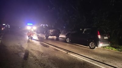弯道失控猛撞货卡 轿车司机 乘客两死