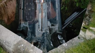 失控冲撞轿车  多用途车撞入沟“倒栽葱”（附视频）