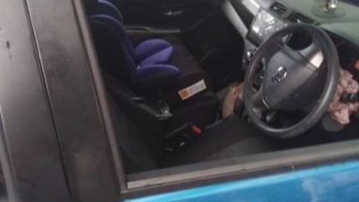 母求助消拯局 2岁女童反锁车内