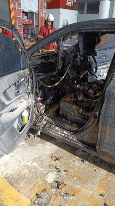 KLIA2离境大厅门外火烧车 英勇民众迅速以灭火器灭火