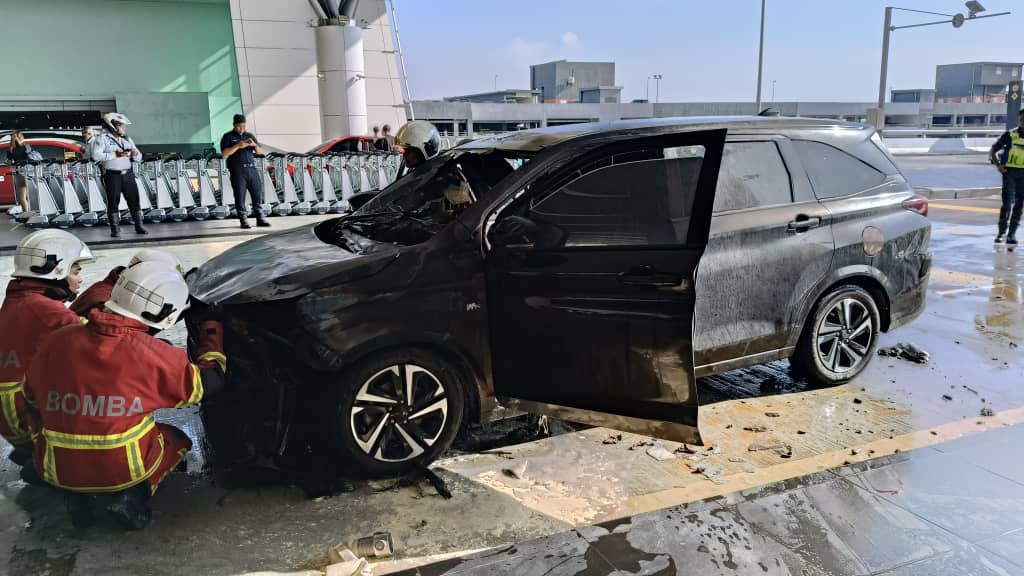 KLIA2离境大厅门外火烧车 英勇民众迅速以灭火器灭火