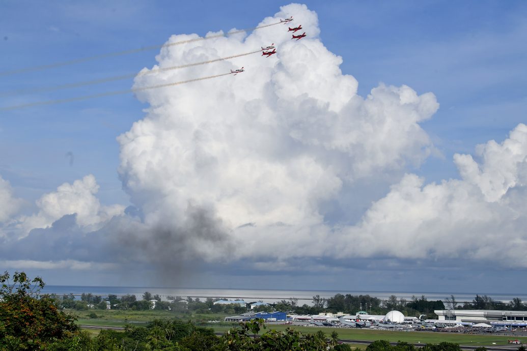 LIMA／画页文：LIMA25开幕，我国“大黄蜂”战机冲破云霄轰炸展实力