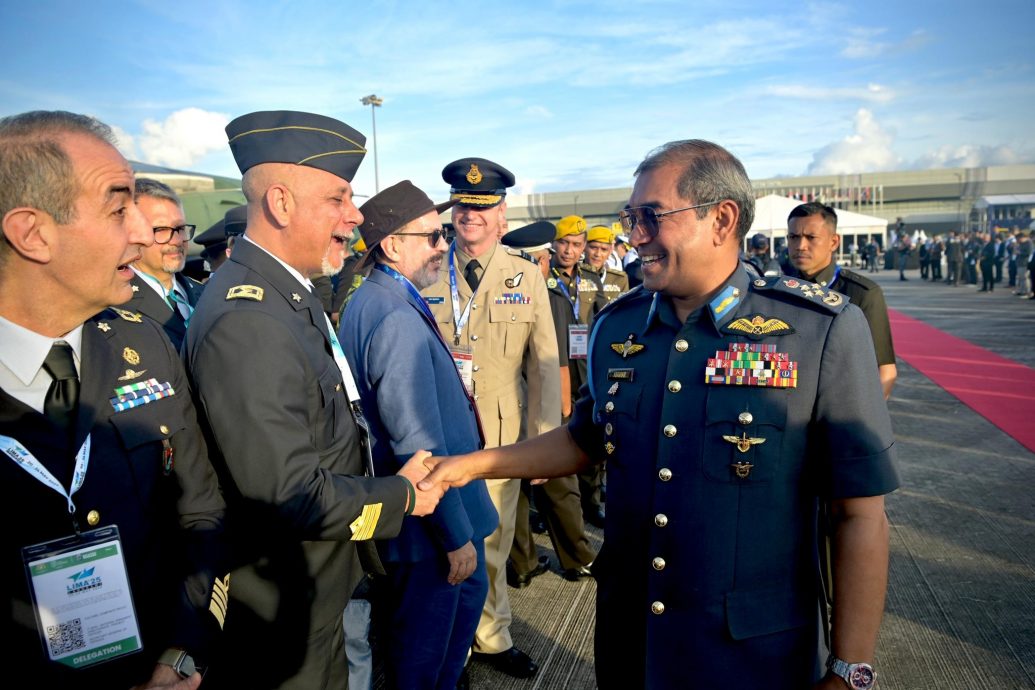 LIMA／画页文：LIMA25开幕，我国“大黄蜂”战机冲破云霄轰炸展实力