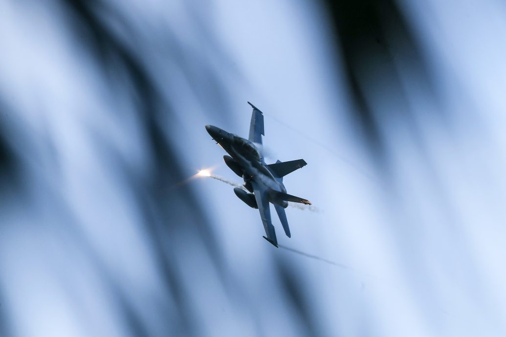 LIMA／画页文：LIMA25开幕，我国“大黄蜂”战机冲破云霄轰炸展实力