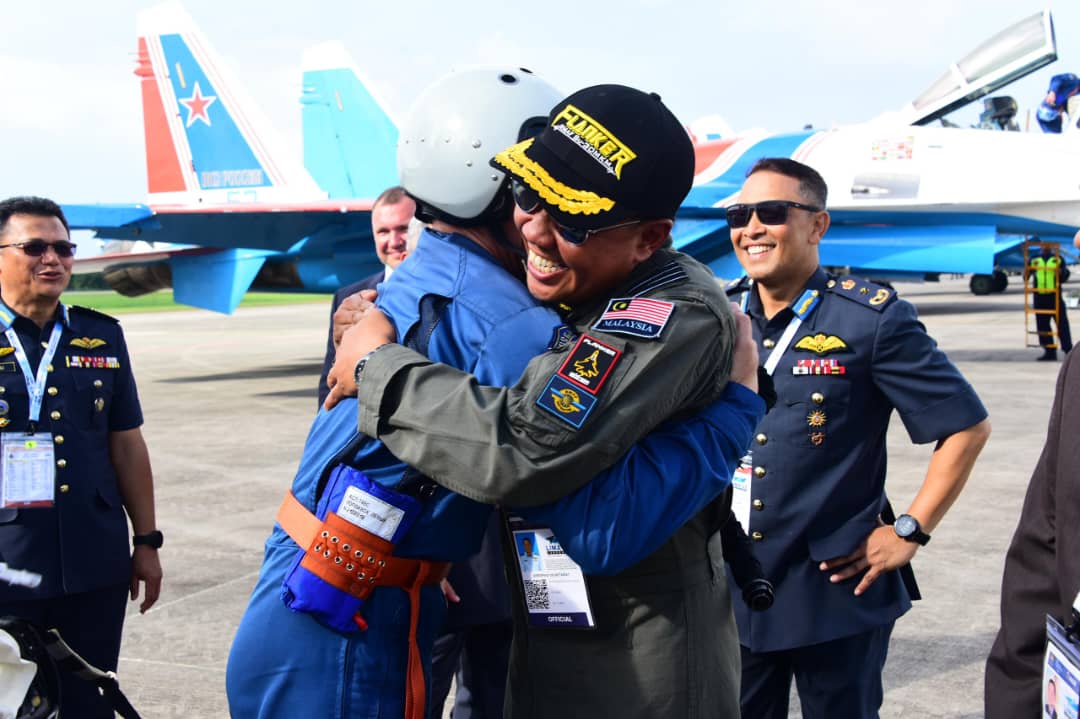 LIMA／画页文：LIMA25开幕，我国“大黄蜂”战机冲破云霄轰炸展实力