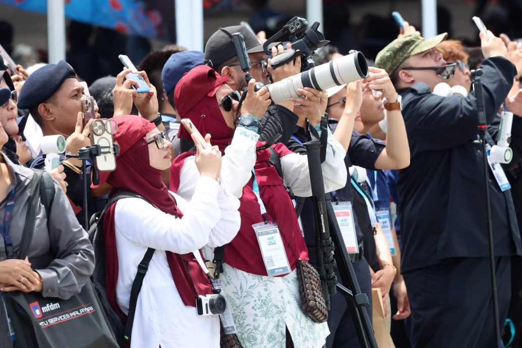 LIMA／画页文：LIMA25开幕，我国“大黄蜂”战机冲破云霄轰炸展实力