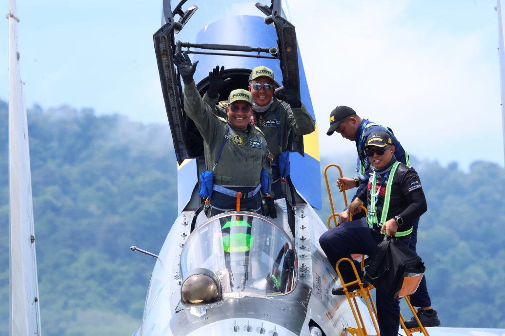 LIMA／画页文：LIMA25开幕，我国“大黄蜂”战机冲破云霄轰炸展实力