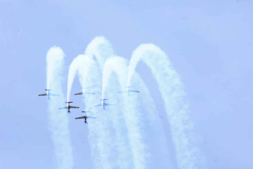 LIMA／画页文：LIMA25开幕，我国“大黄蜂”战机冲破云霄轰炸展实力