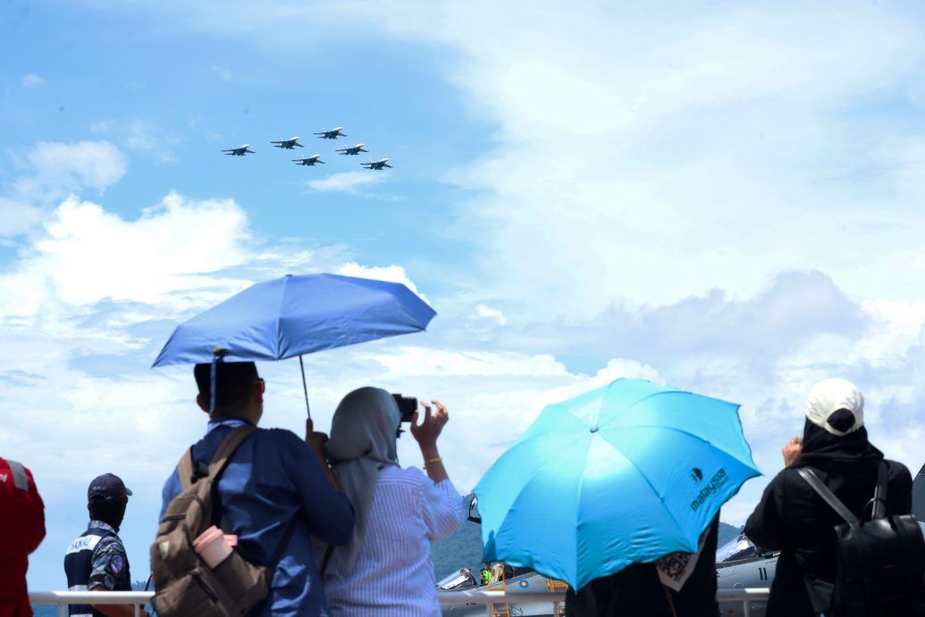 LIMA／画页文：LIMA25开幕，我国“大黄蜂”战机冲破云霄轰炸展实力