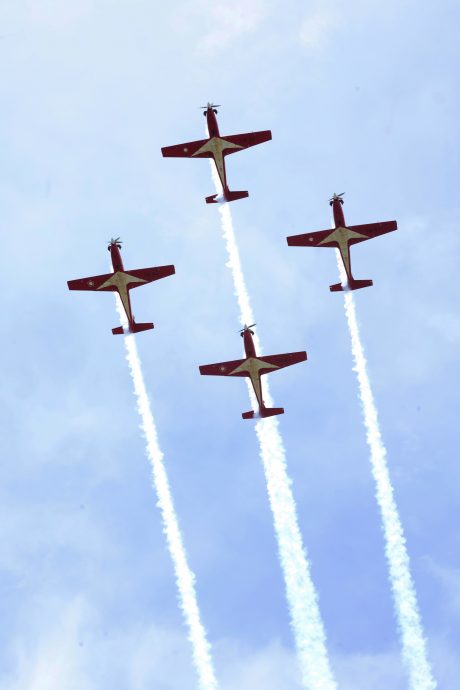 LIMA／画页文：LIMA25开幕，我国“大黄蜂”战机冲破云霄轰炸展实力