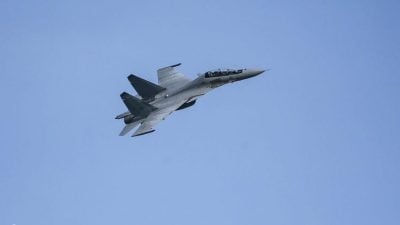交怡国际海空展掀幕  “大黄蜂”冲上云霄 展实力