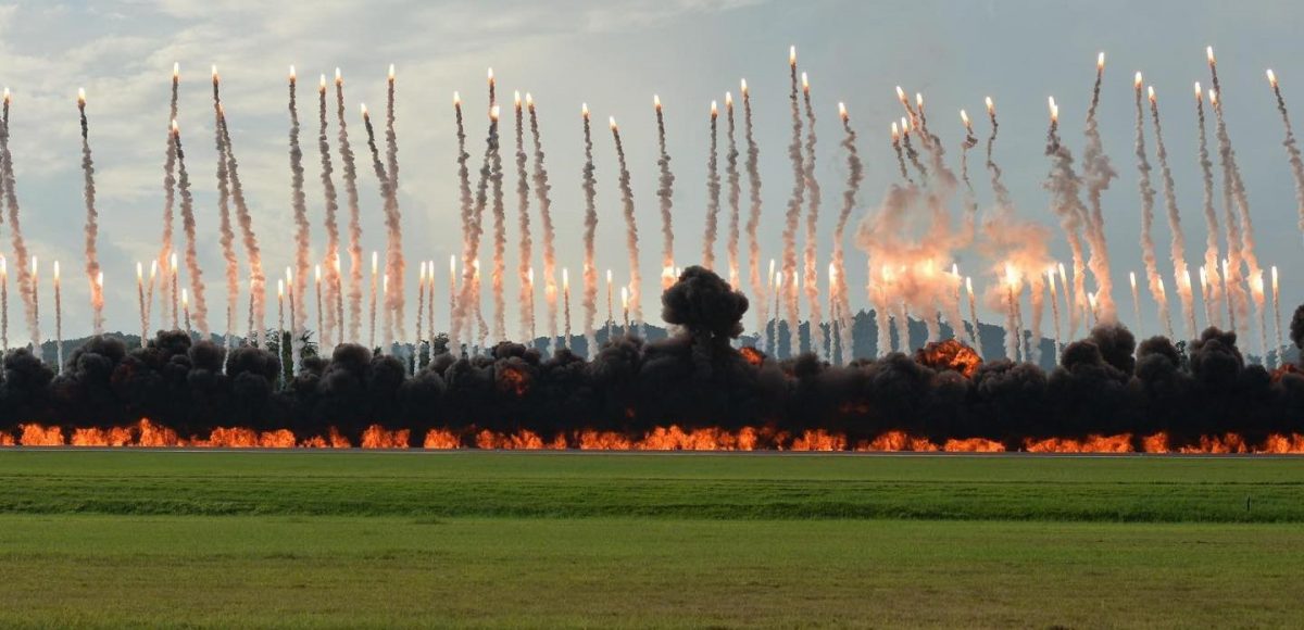 LIMA／画页文：LIMA25开幕，我国“大黄蜂”战机冲破云霄轰炸展实力