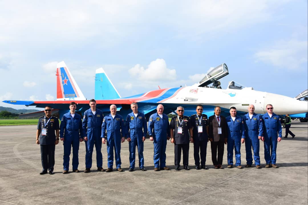 LIMA／画页文：LIMA25开幕，我国“大黄蜂”战机冲破云霄轰炸展实力