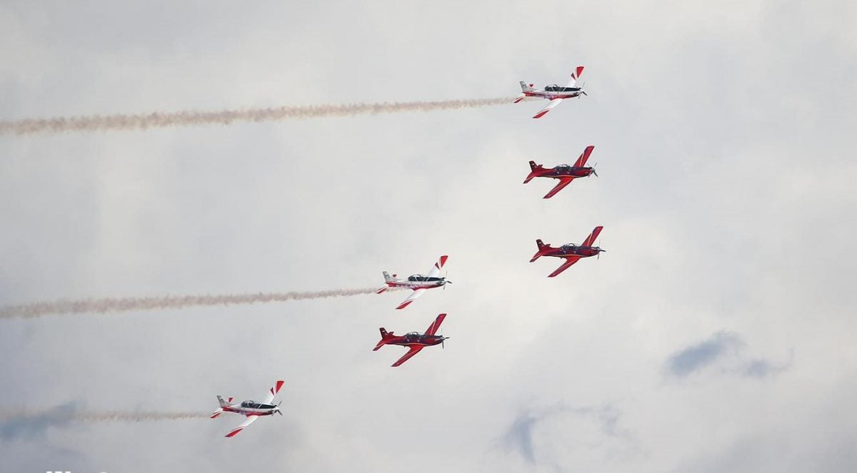 LIMA／画页文：LIMA25开幕，我国“大黄蜂”战机冲破云霄轰炸展实力