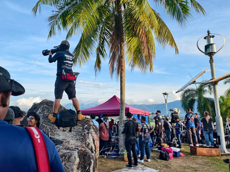 LIMA／画页文：LIMA25开幕，我国“大黄蜂”战机冲破云霄轰炸展实力