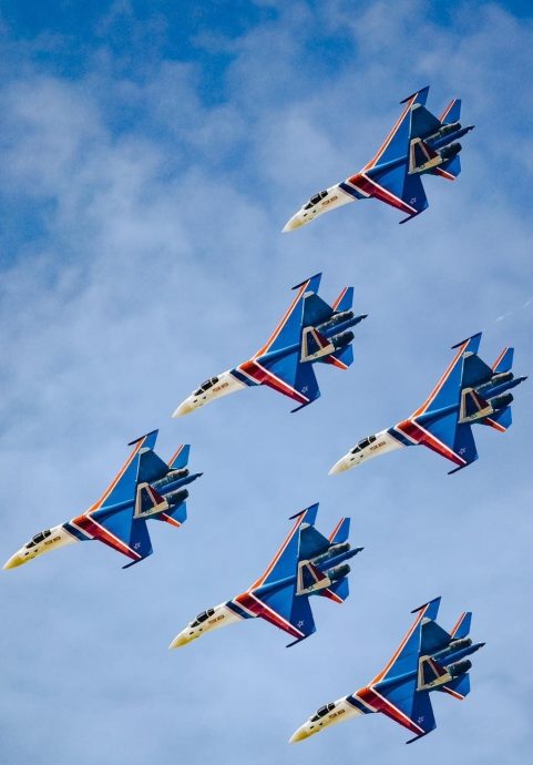 LIMA／画页文：LIMA25开幕，我国“大黄蜂”战机冲破云霄轰炸展实力