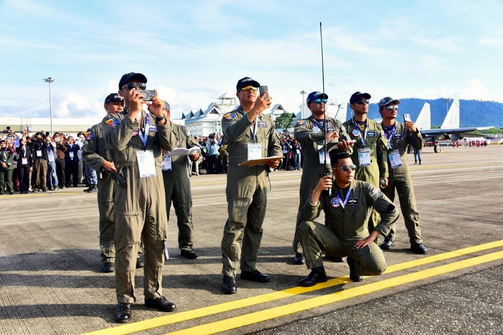 LIMA／画页文：LIMA25开幕，我国“大黄蜂”战机冲破云霄轰炸展实力