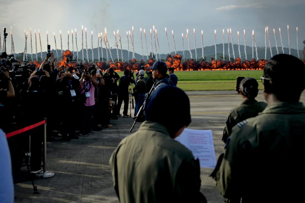 LIMA／画页文：LIMA25开幕，我国“大黄蜂”战机冲破云霄轰炸展实力