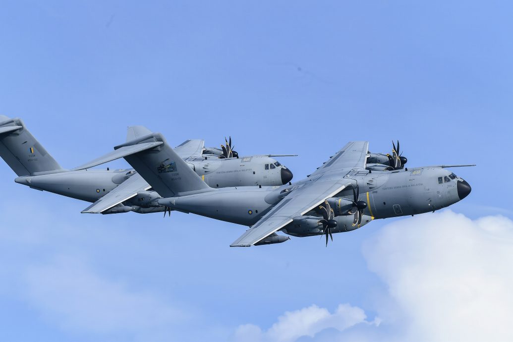 LIMA／画页文：LIMA25开幕，我国“大黄蜂”战机冲破云霄轰炸展实力