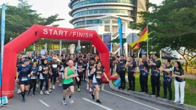 火炬接力义跑．美里站逾300人响应