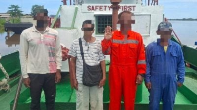 没申报更换船长．油槽船连4人被扣