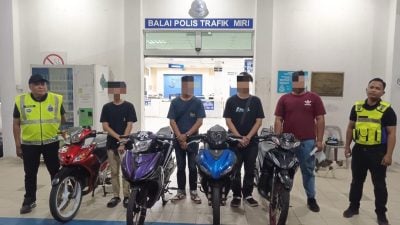 警路检取缔飙车族 . 扣4改装摩托 开28罚单