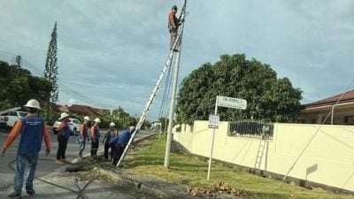 撞断路灯电线杆 . 重型车住宅区 毁设施