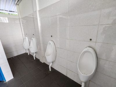 许溧根：公厕无法使用 . 验收工程疏漏 市局必须交代