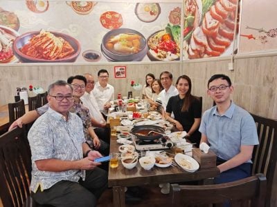 出席美里升市庆典 . 俞小珊接待菲2市长