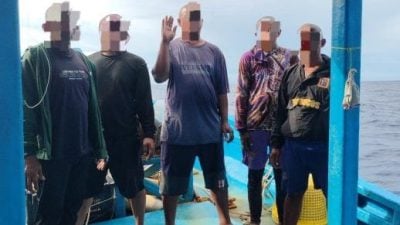 2外国渔船越境被捕．越南渔民向执法员掷硬物