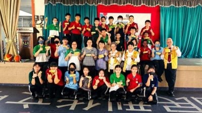 马口佛光分会向当地华社华校 派发逾5500盒佛诞饼