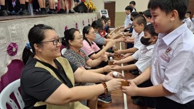 芙新华小学教师节  学生鞠躬敬茶谢师恩