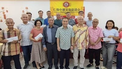 刘汉贵：同样肩负推动文化   捐助华校勿忘华文学会