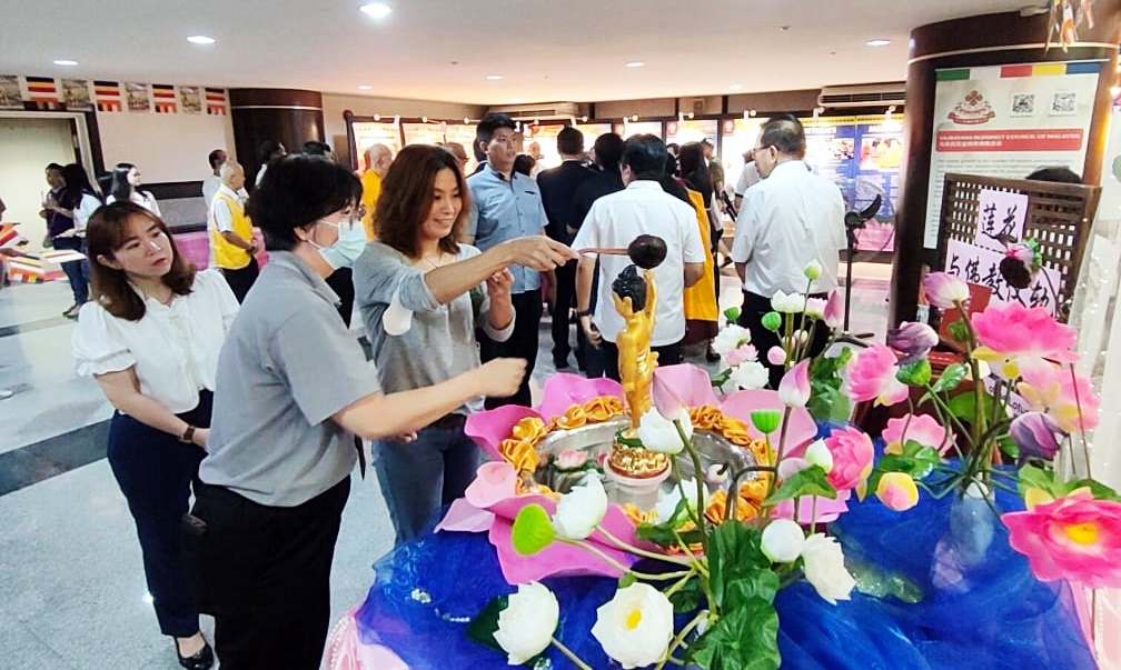 莲花展览迎卫塞 弘扬佛教意义