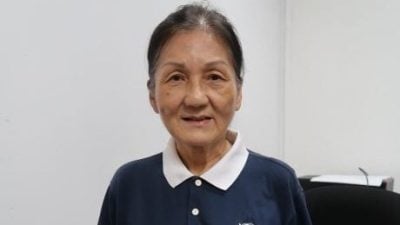 大小手一起做环保（上）. 慈济志工不遗余力 .  “环保需要每个人响应”