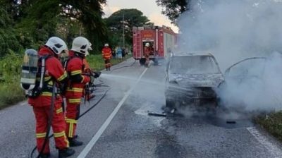 轎車行駛中起火 司機乘客及時逃生