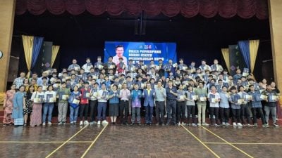 钱进一：SPM优秀生增15人 . 今年奖励金共发3万8500令吉