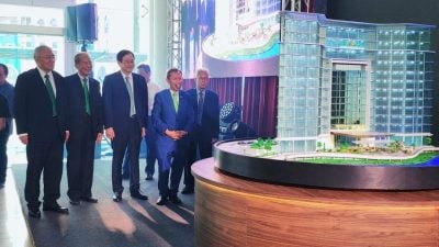 总理：迈向发展高峰步伐．常青 砂发展宏愿 相辉映