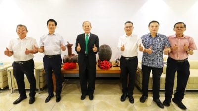 广西中马钦州产业园代表团．访常青集团献贺礼