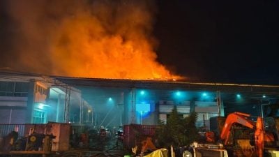 大火烧2机械厂 工人及时逃生