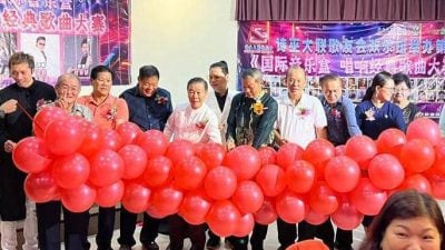 张庆信鼓励踊跃办国际赛 . 促进国内外歌唱者交流