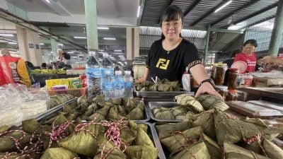 多口味粽子热卖 . 伊班同胞也爱吃