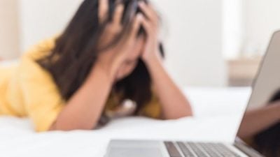 轻信线上投资计划   女书记被骗近50万