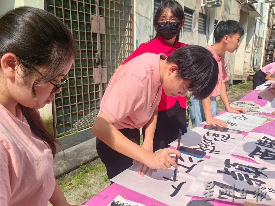 文化巷飘墨香 110人挥毫泼墨写《堂号》
