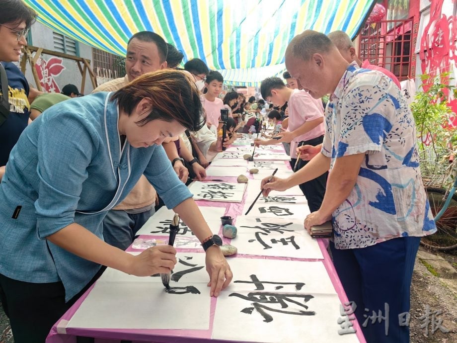 文化巷飘墨香 110人挥毫泼墨写《堂号》