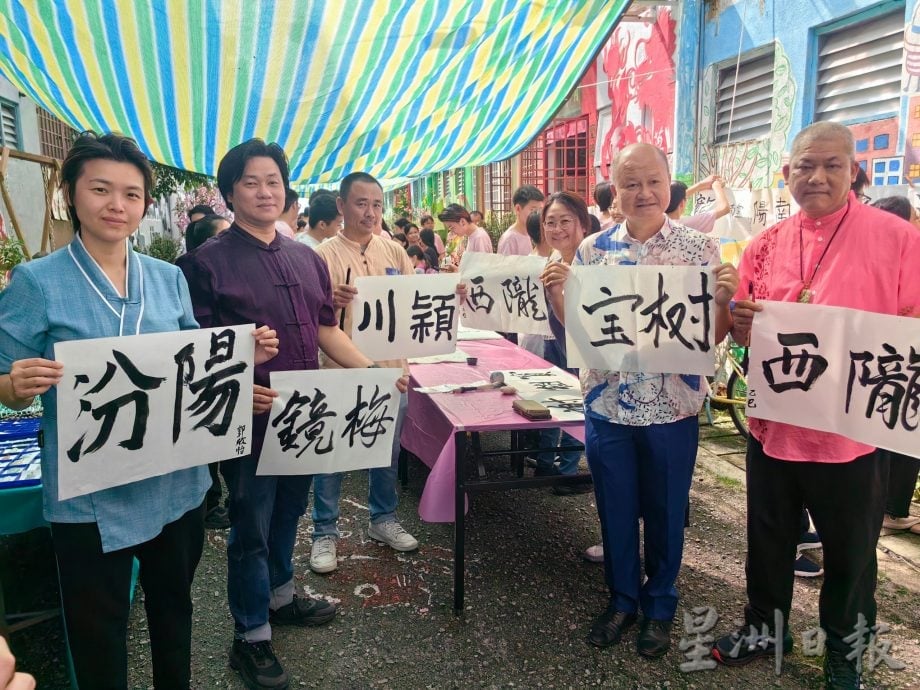 文化巷飘墨香 110人挥毫泼墨写《堂号》